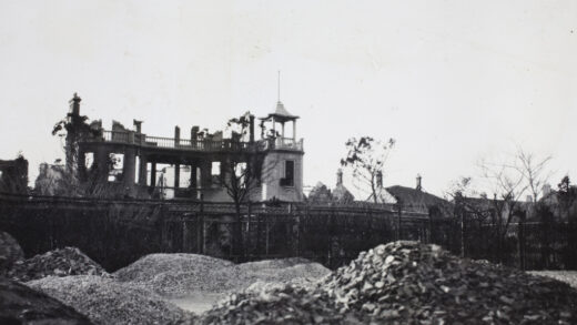 【jpg清晰版】1932年上海闸北损毁的建筑物与成堆的瓦砾.jpg
