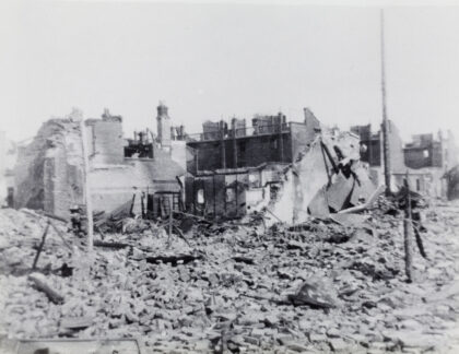 【jpg清晰版】1932年上海闸北被战争损毁的房屋.jpg
