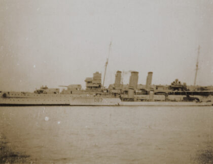 【jpg清晰版】1932年上海黄浦江上的hms萨福克号和一艘驱逐舰.jpg