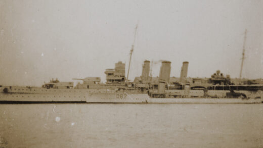 【jpg清晰版】1932年上海黄浦江上的hms萨福克号和一艘驱逐舰.jpg
