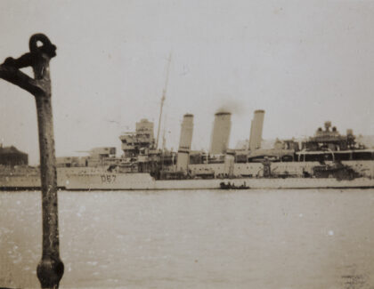 【jpg清晰版】1932年上海黄浦江上的萨福克号（hmssuffolk）与一艘驱逐舰.jpg