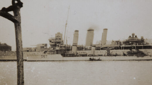 【jpg清晰版】1932年上海黄浦江上的萨福克号（hmssuffolk）与一艘驱逐舰.jpg