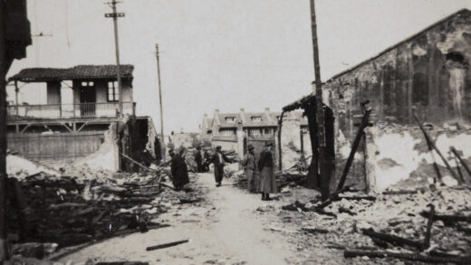 【jpg清晰版】1932年战损地区的上海民众.jpg