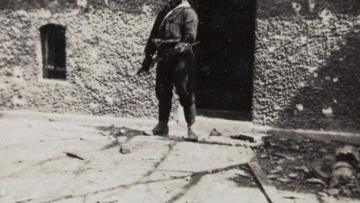 【jpg清晰版】1932年日军士兵在上海战区残骸前摆拍.jpg