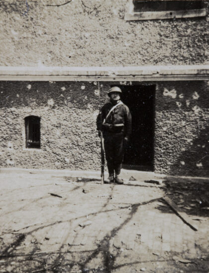 【jpg清晰版】1932年日军士兵在上海被炸毁地区摆拍.jpg