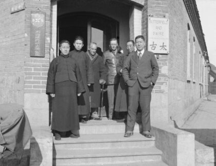 【jpg清晰版】1934年安东太古洋行员工在办公室外.jpg