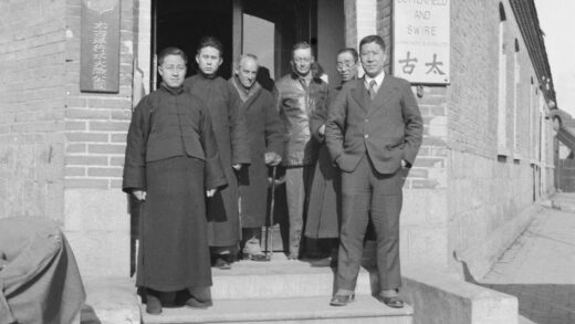 【jpg清晰版】1934年安东太古洋行员工在办公室外.jpg
