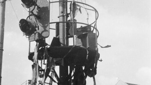 【jpg清晰版】1937年8月14日上海西藏路与敏体尼荫路交叉口交通灯塔遭炸弹损毁.jpg