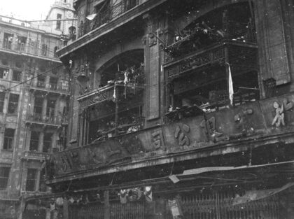 【jpg清晰版】1937年8月23日上海先施公司与永安公司上层外部遭炸弹损毁.jpg