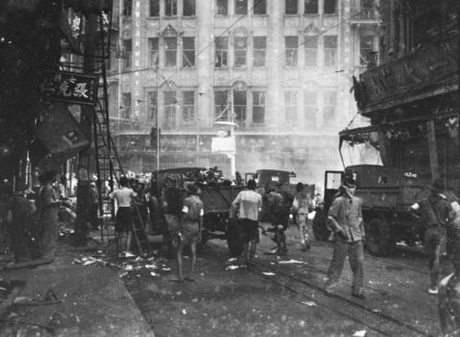 【jpg清晰版】1937年8月23日上海先施公司与永安公司附近遭轰炸后清理废墟.jpg