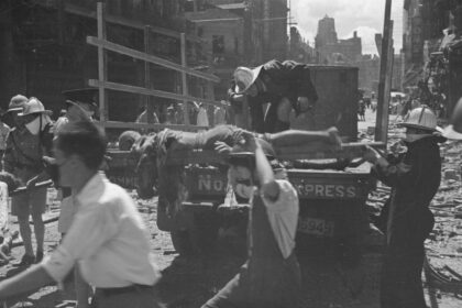 【jpg清晰版】1937年8月23日上海南京路轰炸后搬运尸体.jpg