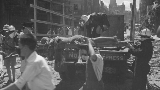 【jpg清晰版】1937年8月23日上海南京路轰炸后搬运尸体.jpg
