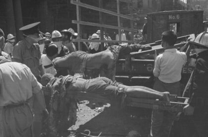 【jpg清晰版】1937年8月23日上海南京路轰炸后清理尸体.jpg