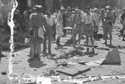 【jpg清晰版】1937年8月23日上海南京路遭轰炸后的惨状.jpg