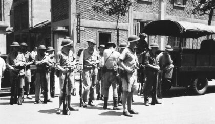 【jpg清晰版】1937年8月上海义勇队在站岗放哨上海.jpg