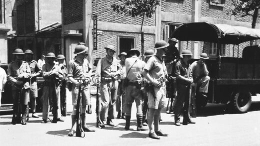 【jpg清晰版】1937年8月上海义勇队在站岗放哨上海.jpg