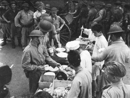 【jpg清晰版】1937年8月上海士兵与海军陆战队员的用餐时间.jpg