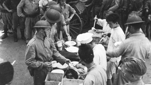 【jpg清晰版】1937年8月上海士兵与海军陆战队员的用餐时间.jpg