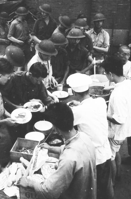【jpg清晰版】1937年8月上海士兵与海军陆战队员的用餐时间.jpg
