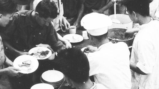 【jpg清晰版】1937年8月上海士兵与海军陆战队员的用餐时间.jpg