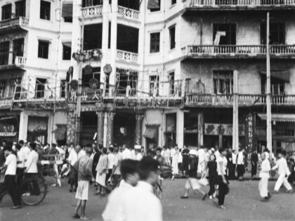 【jpg清晰版】1937年8月上海大世界娱乐中心遭轰炸后外围的人们.jpg