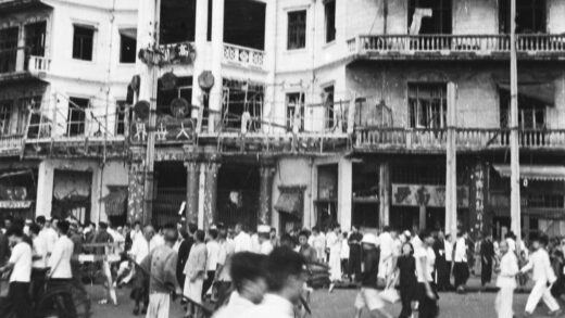【jpg清晰版】1937年8月上海大世界娱乐中心遭轰炸后外围的人们.jpg