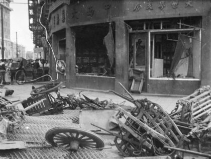 【jpg清晰版】1937年8月上海大世界娱乐中心附近的炸弹破坏.jpg