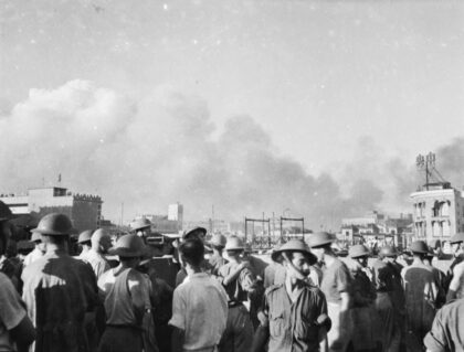 【jpg清晰版】1937年8月士兵站在上海一栋建筑的屋顶上烟雾弥漫.jpg