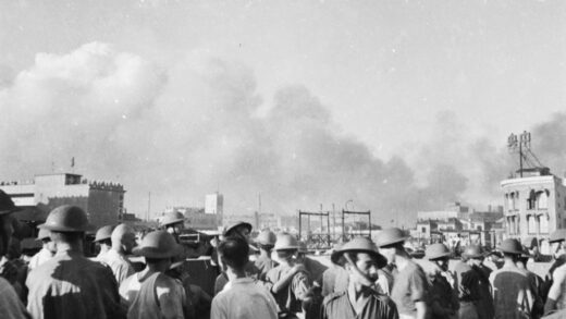 【jpg清晰版】1937年8月士兵站在上海一栋建筑的屋顶上烟雾弥漫.jpg