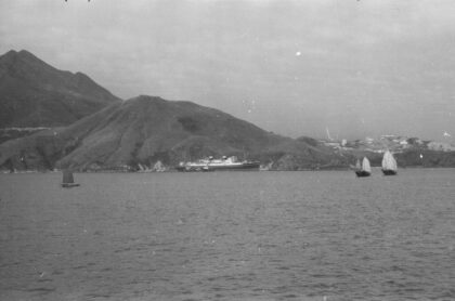 【jpg清晰版】1937年台风中搁浅的浅间丸号由拖船拖带香港.jpg