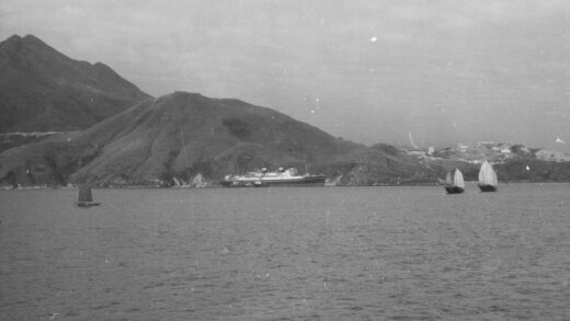 【jpg清晰版】1937年台风中搁浅的浅间丸号由拖船拖带香港.jpg