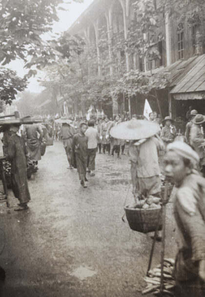 【jpg清晰版】1937年泸州国庆（双十节）游行中的女学生（经过差会大楼）.jpg