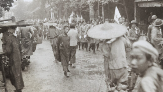 【jpg清晰版】1937年泸州国庆（双十节）游行中的女学生（经过差会大楼）.jpg