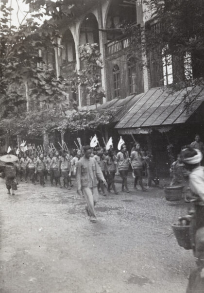 【jpg清晰版】1937年泸州国庆（双十节）游行中的女学生（经过差会大楼）.jpg