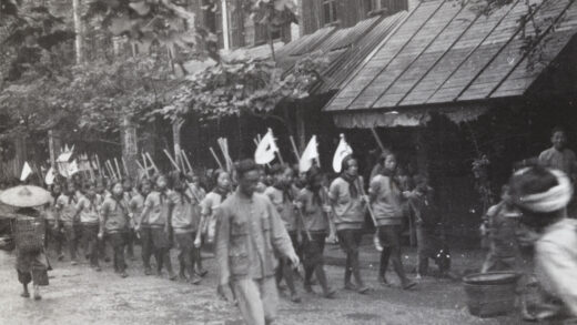 【jpg清晰版】1937年泸州国庆（双十节）游行中的女学生（经过差会大楼）.jpg