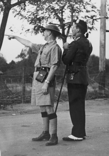 【jpg清晰版】1937年的英国士兵上海.jpg