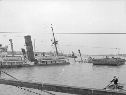 【jpg清晰版】1938年4月上海沉没的汽船.jpg