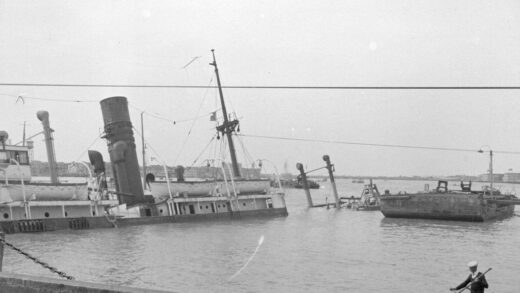 【jpg清晰版】1938年4月上海沉没的汽船.jpg