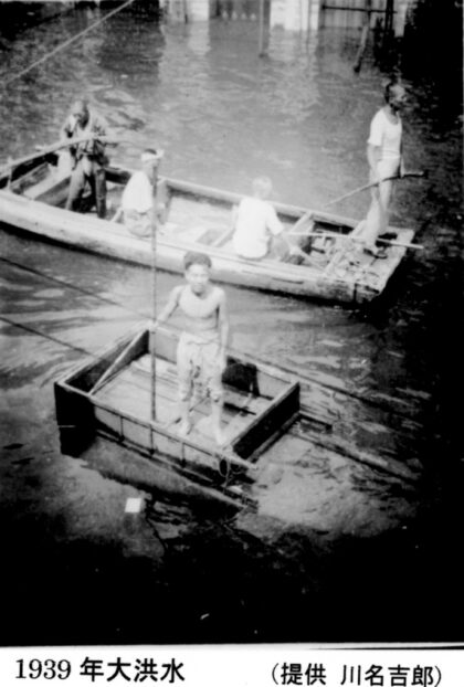 【jpg清晰版】1939年天津洪水中的木筏和小船.jpg