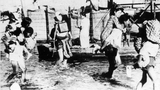 【jpg清晰版】1939年天津洪水中被转移的民众.jpg