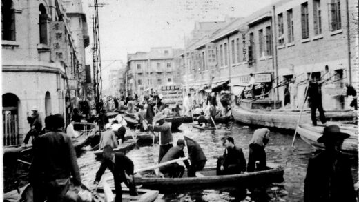 【jpg清晰版】1939年天津洪水时期的寿街.jpg