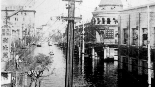 【jpg清晰版】1939年天津洪水期间的朝日街.jpg