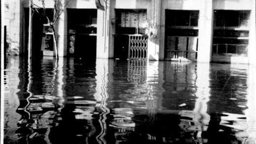 【jpg清晰版】1939年天津洪水期间的朝日街.jpg