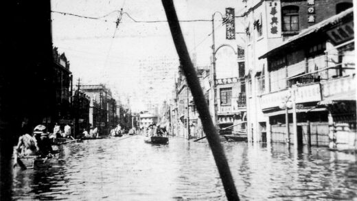 【jpg清晰版】1939年天津洪水期间的朝日街.jpg