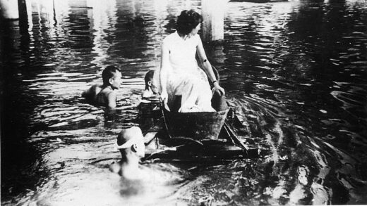 【jpg清晰版】1939年天津洪水浴缸中的救援.jpg