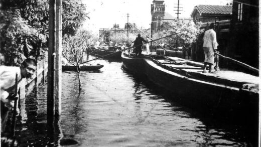 【jpg清晰版】1939年洪水期间的天津宫岛街.jpg