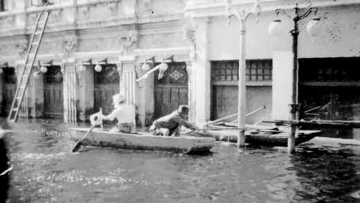 【jpg清晰版】1939年洪水期间的天津旭街.jpg