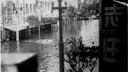 【jpg清晰版】1939年洪水期间的天津旭街.jpg