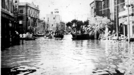 【jpg清晰版】1939年洪水期间的天津旭街.jpg