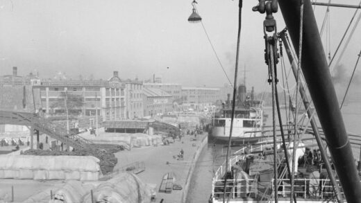 【jpg清晰版】1940年停泊在天津的蒸汽船.jpg